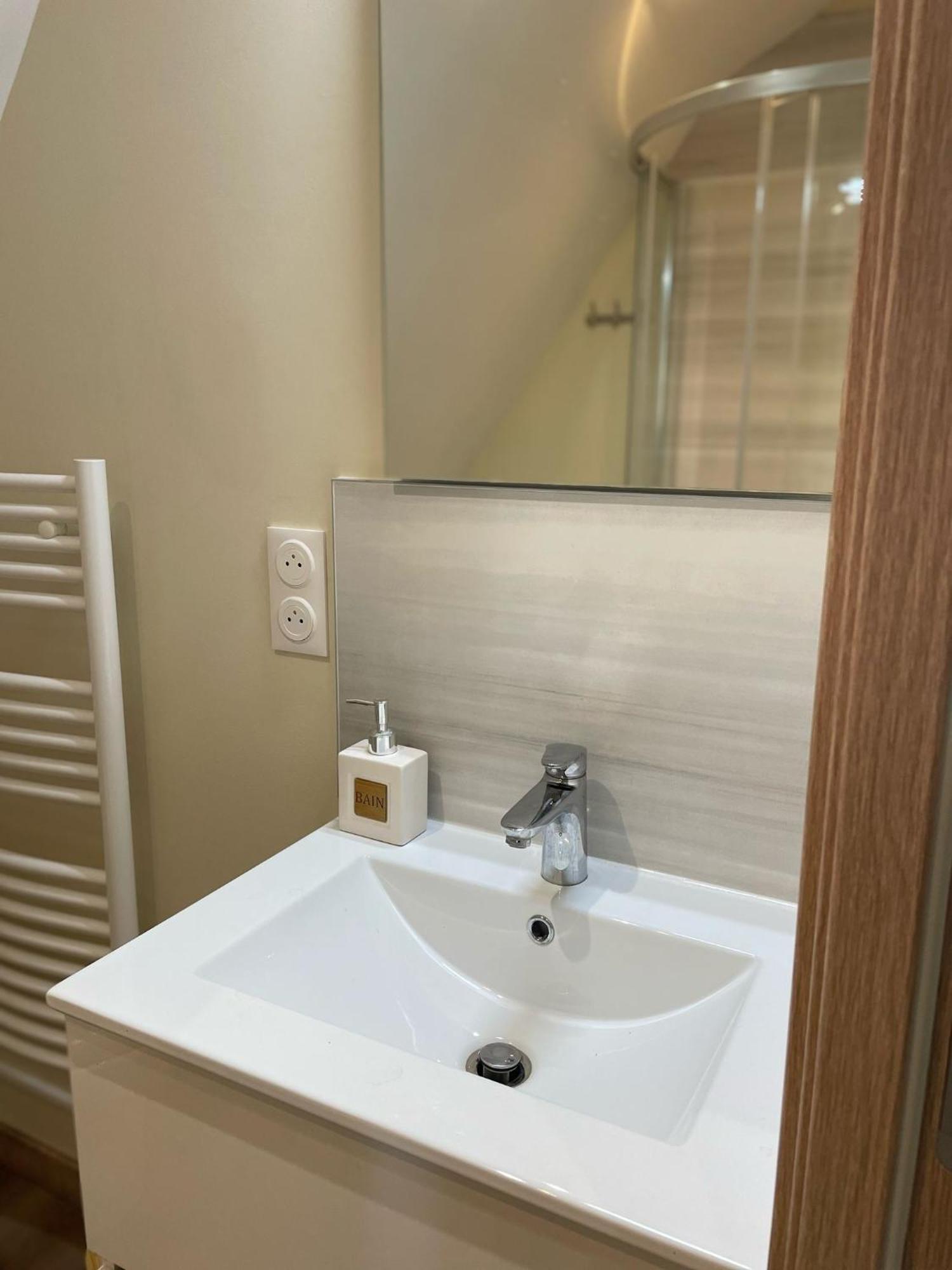 La Chapelle Apartment บัวร์ ภายนอก รูปภาพ